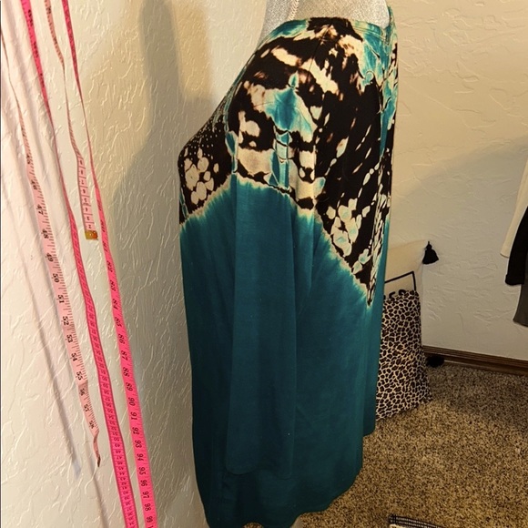 Green, Black and Tan Women's v-neck Top. Sz. XL  Beautiful design - Picture 5 of 12